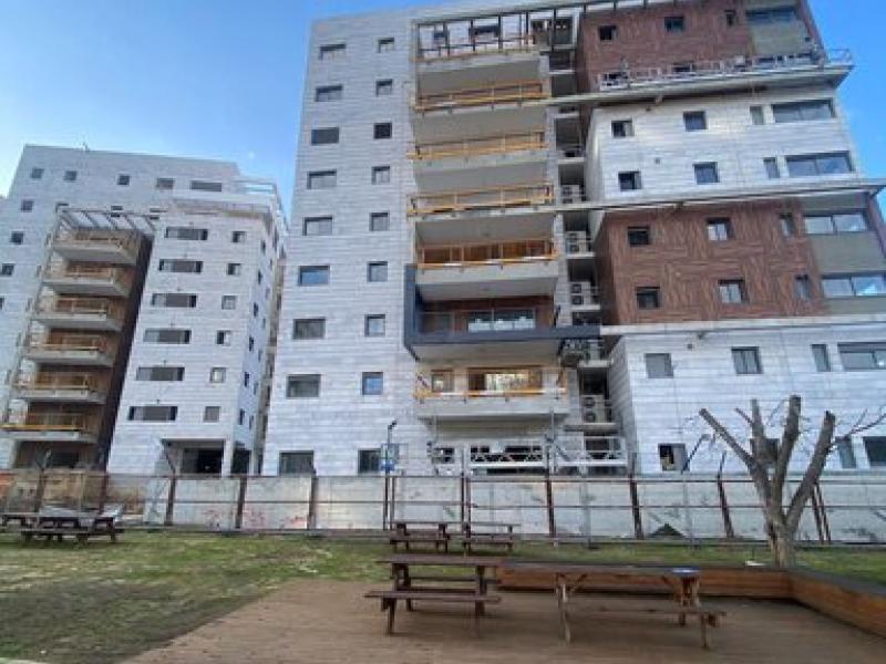 שני הבניינים