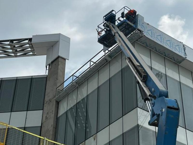 ביצוע הרכבה בחזית כניסה